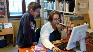 Skolbibliotekarie Carmen Liljegren-Cruz välkomnar eleverna till vårt skolbibliotek.