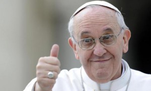 Påve Fransiskus gör tummen upp för vår klassresa till Rom.