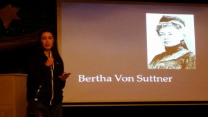 Jennifer berättar om Bertha Von Suttner.