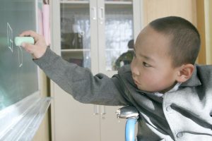 Ankbayar 9 år ritar på tavlan. © UNICEF Mongolia/2015/Zetty Brake