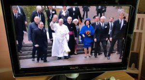 Påve Franciskus anländer till Lunds Domkyrka i sällskap av Drottningen och Kungen.